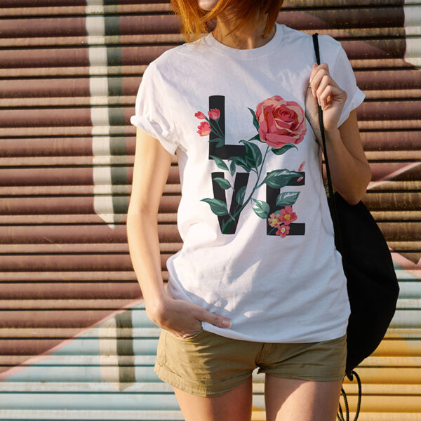 camiseta blanca sublimada con diseño love